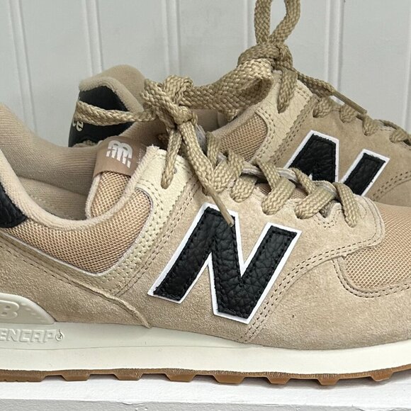 New Balance 574 Shoes in Beige/Black Size 8 in Men's. 9.5 Women's - Picture 1 of 8